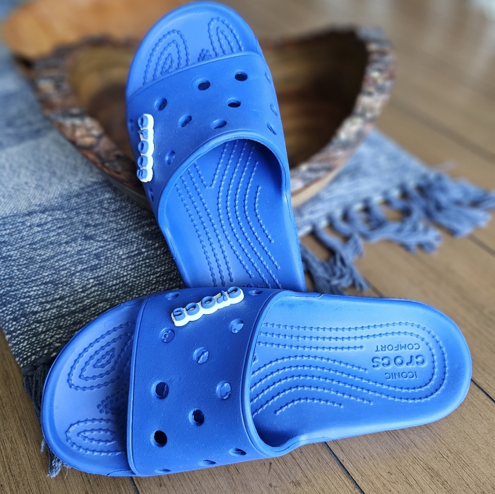 Crocs Classic Slides. Color: Blue Bolt. Size: M5, W7